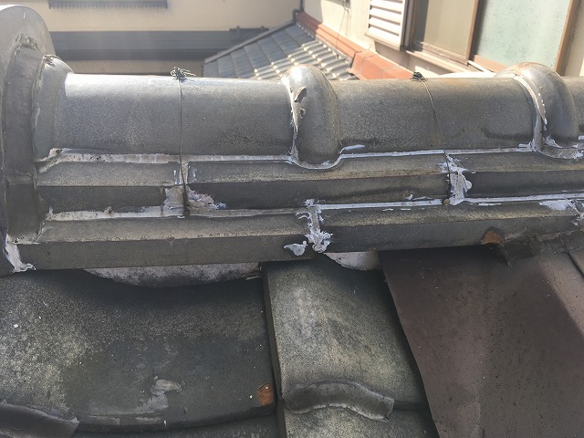 コーキングが施された棟瓦